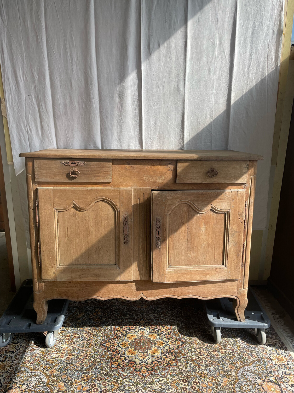 Buffet bas rustique à deux tiroir et deux vantaux - H 103 x P 56 x L 136 cm
