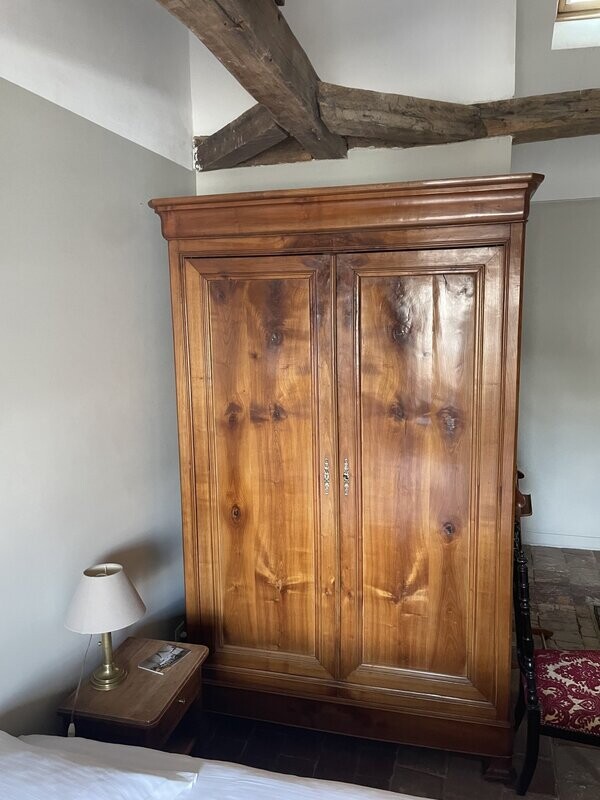 Armoire en bois ouvrant par deux portes - 220 x 135 x P 56 cm