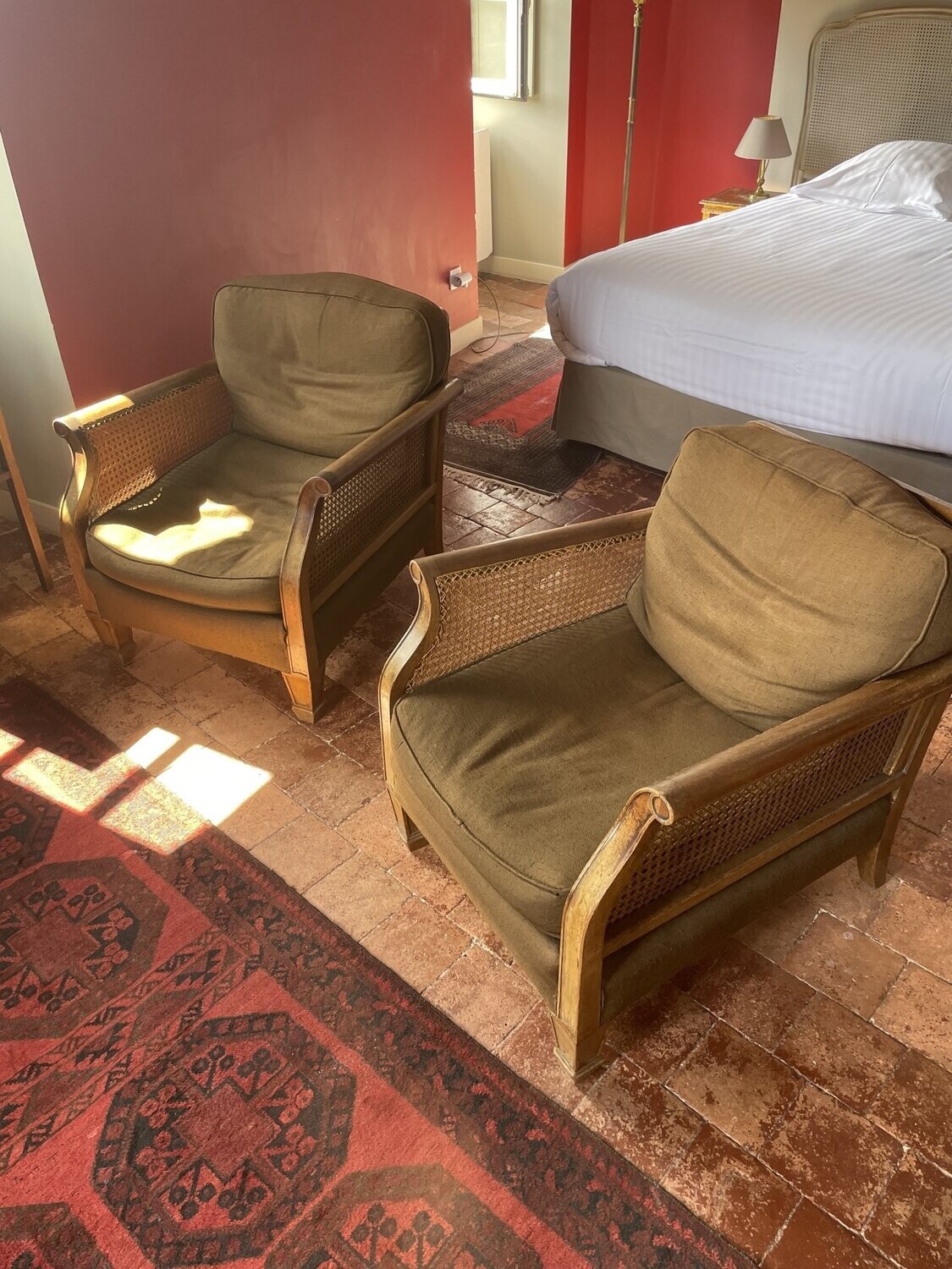 Paire de fauteuils en bois et osier - H 74 x P 75 x L 72 cm