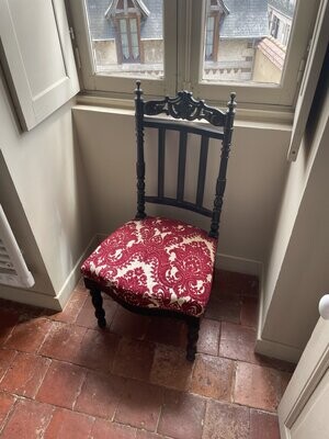 Paire de chaises en bois peint avec garniture crème et rouge - H 93 x P 50 x L 50 cm