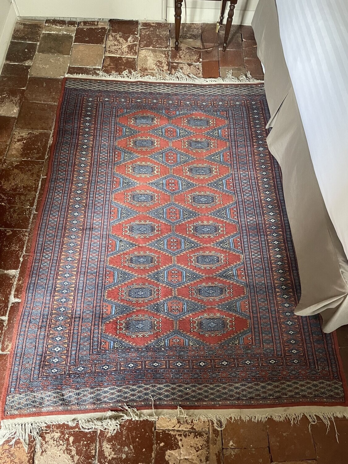 Tapis géométrique rouge et bleu - 130 x 180