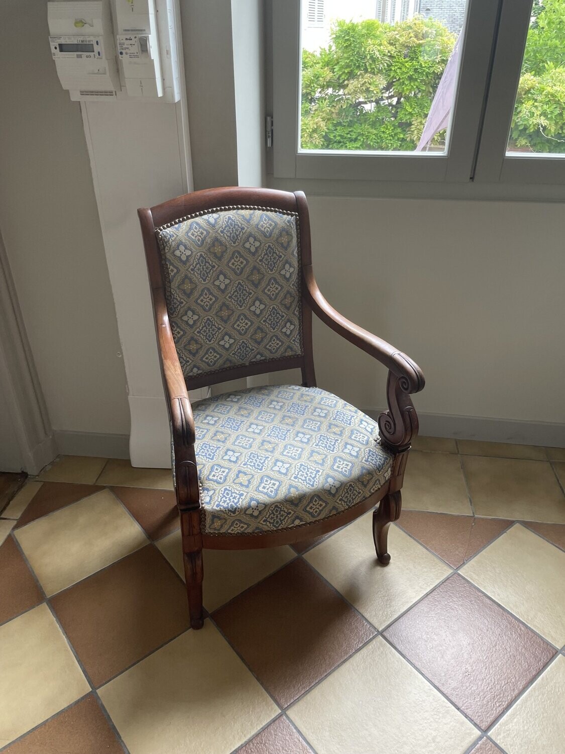 Fauteuil Restauration  avec garniture de tissu bleu -