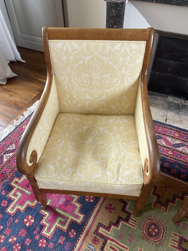 Fauteuil en bois avec garniture de tissu jaune - H 90 x 52 x L 64 cm