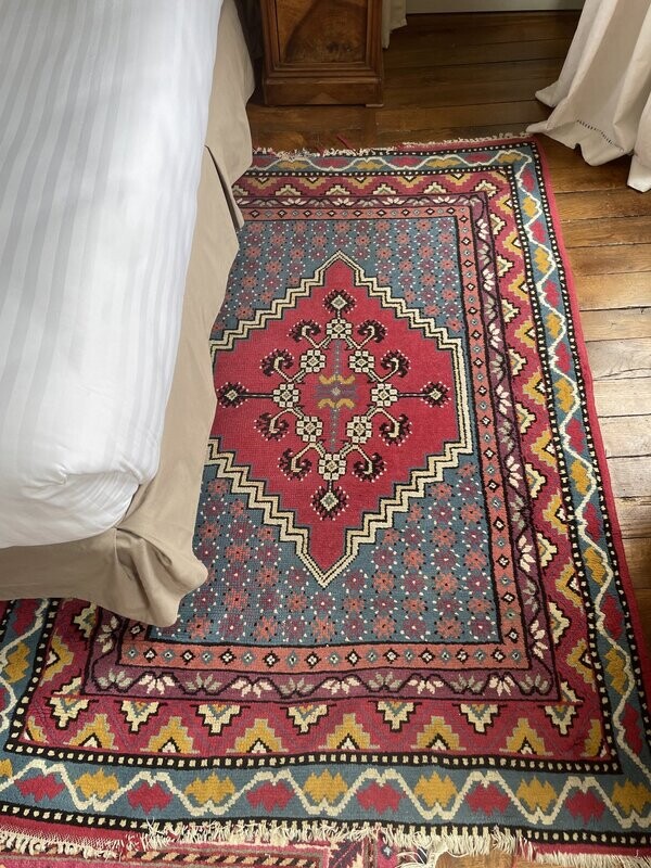 Magnifique tapis dans les tons rose - 186 x 135 cm