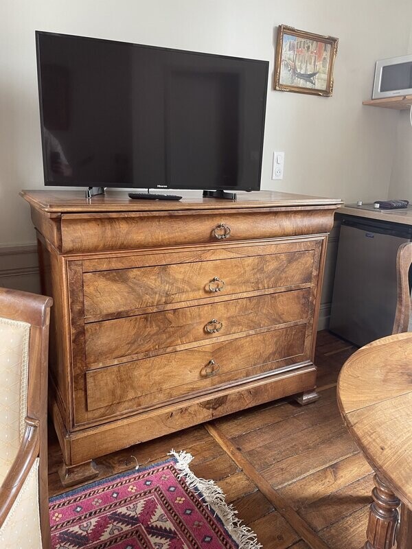 Commode en bois ouvrant par 4 tiroirs - H 104 x P 57 x L 130