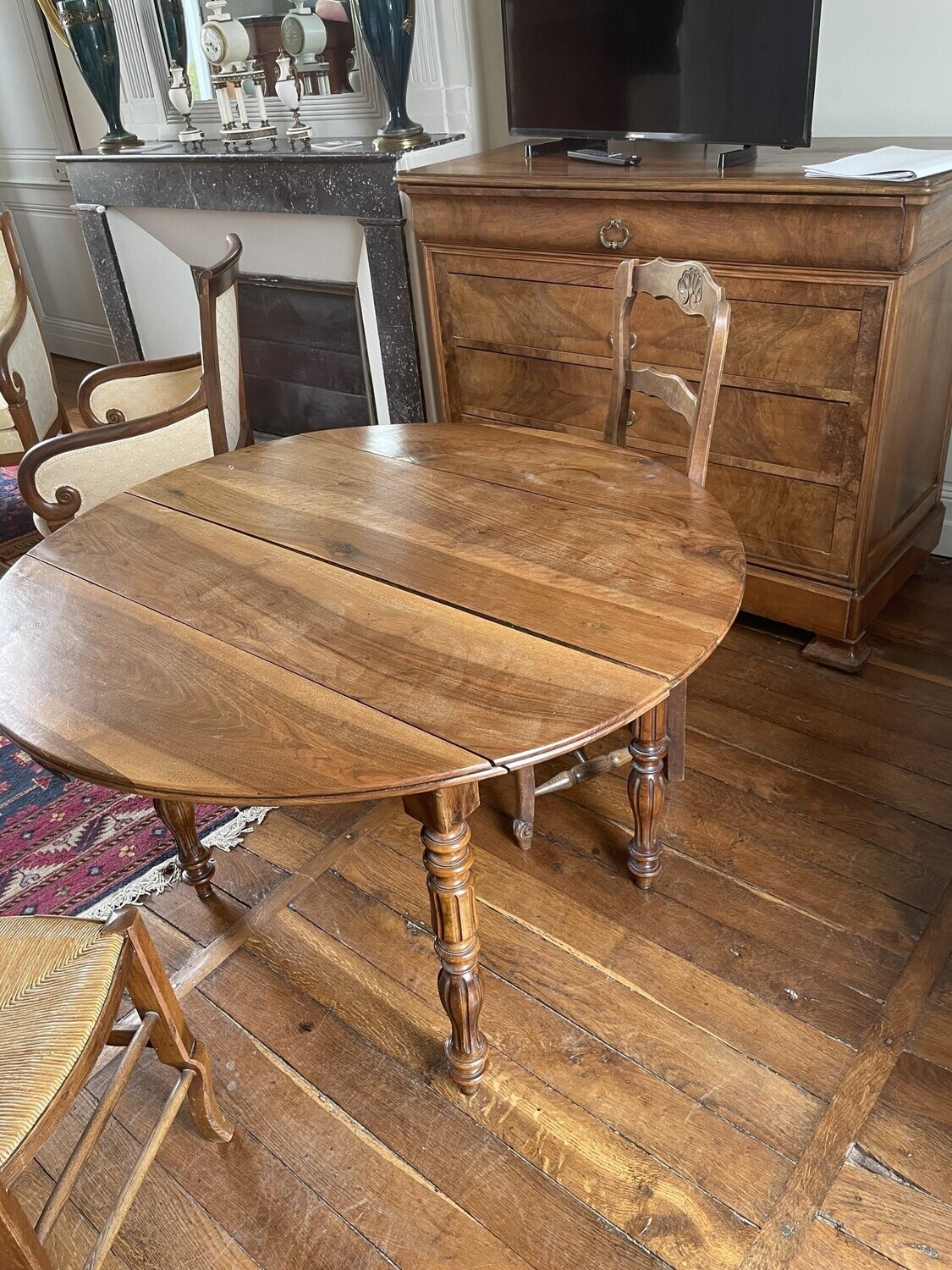 Table ronde en bois - H 70 x D 110,5 cm