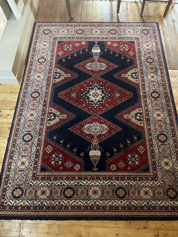 Tapis avec fond bleu et rouge - 172 x 242 cm
