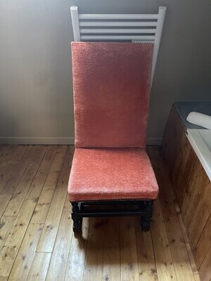 Chaise en bois avec garniture de velours saumon - H 106 x P 45 x L 53 cm