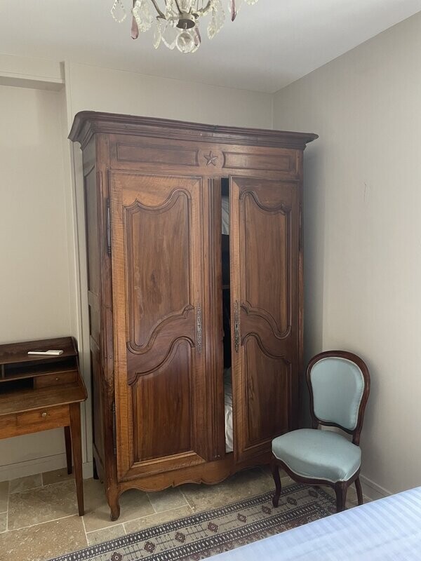 Armoire en bois mouluré - 230 x P 60 x L 136 cm