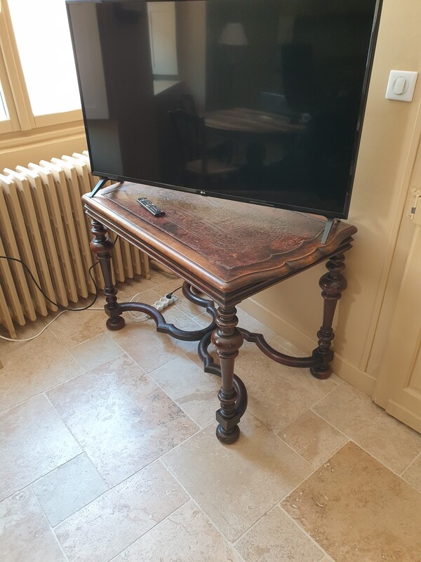Table bureau néo gothique dessus cuir - 74 x 108 x 63 cm