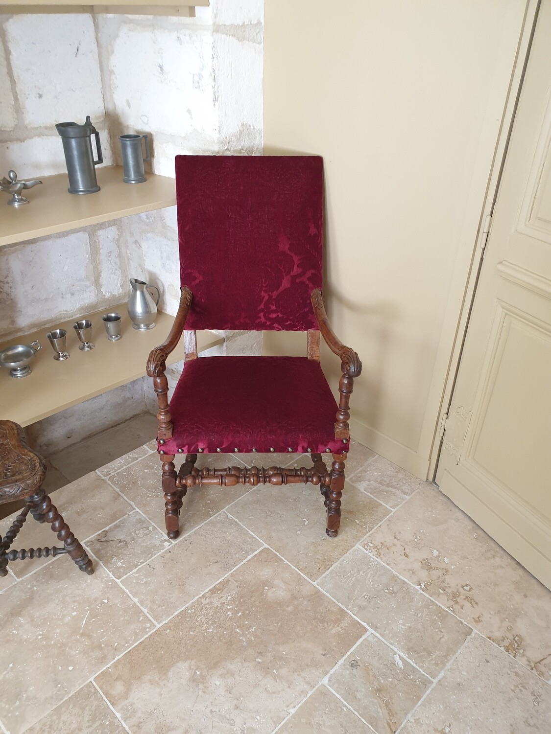 Fauteuil  garni de velours rouge