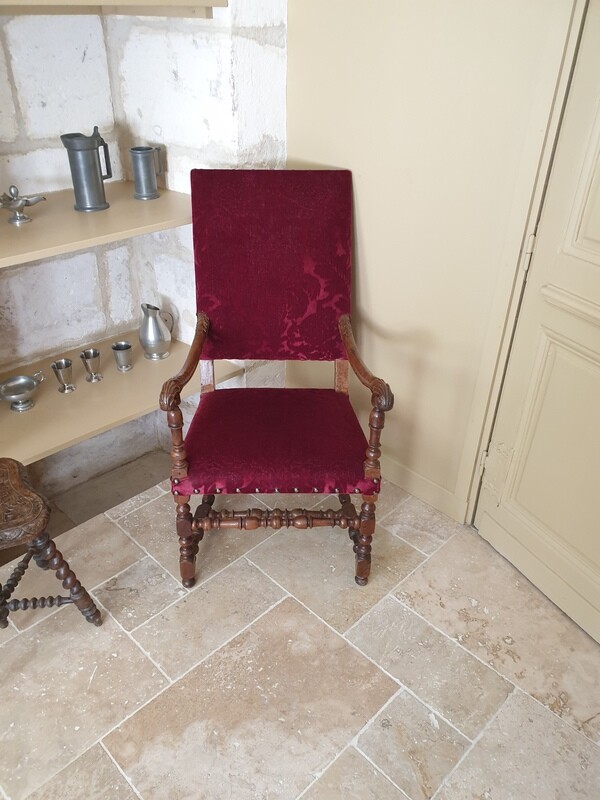 Fauteuil  garni de velours rouge