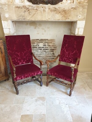 Paire de fauteuils Louis XIII garniture de velours rouge