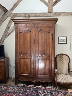 Magnifique armoire en bois taillé et mouluré - 231 x 138 x 50 cm