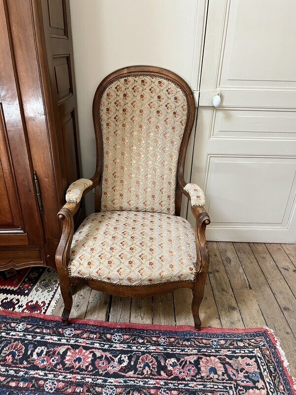 Fauteuil dit voltaire avec garniture de tissu crème - H 113 cm