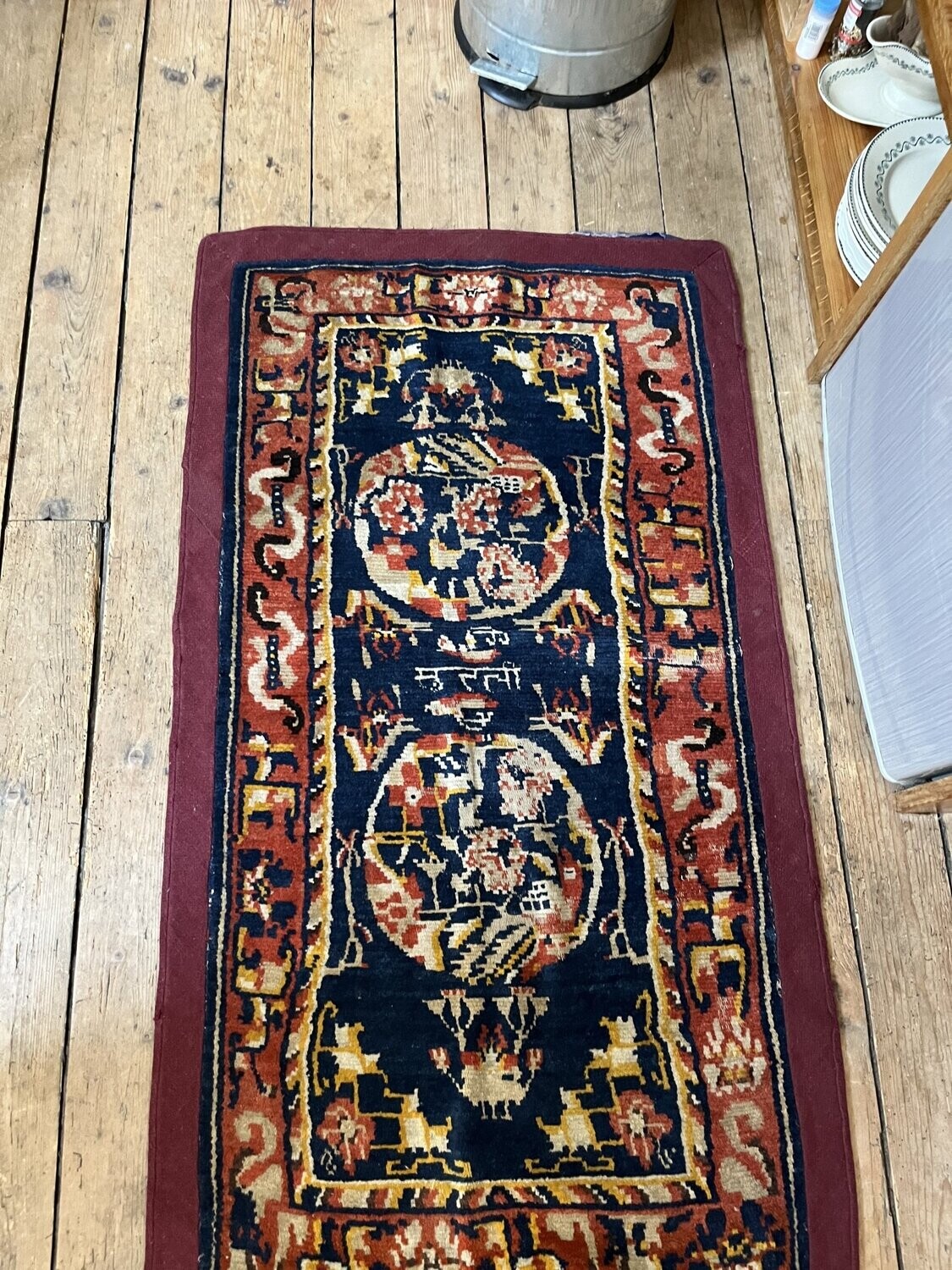 Tapis fond rouge - 124 x 66 cm