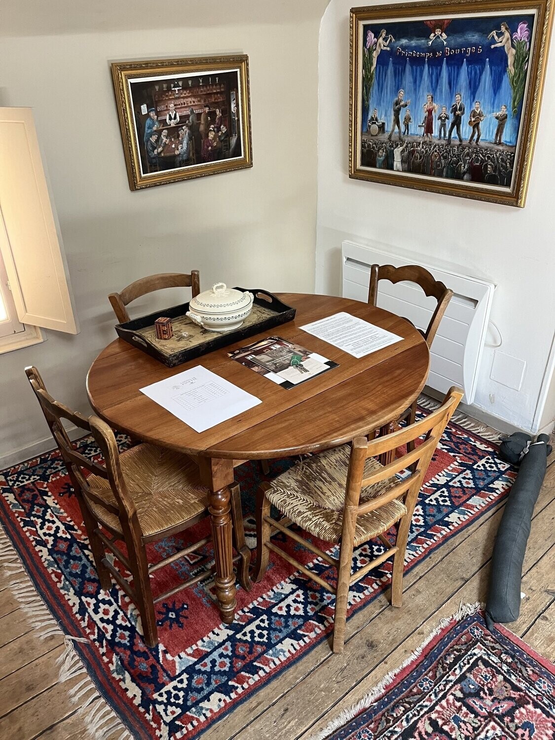 Table ronde en bois - H 74 x 110 cm