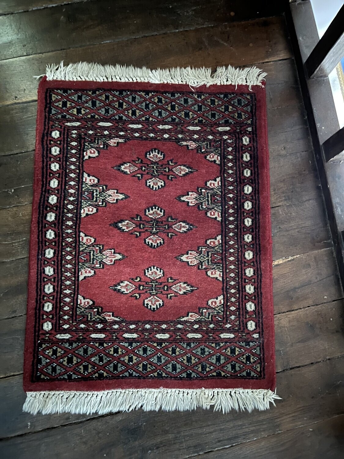 Tapis géométrique à fond rouge - 60 x 46 cm