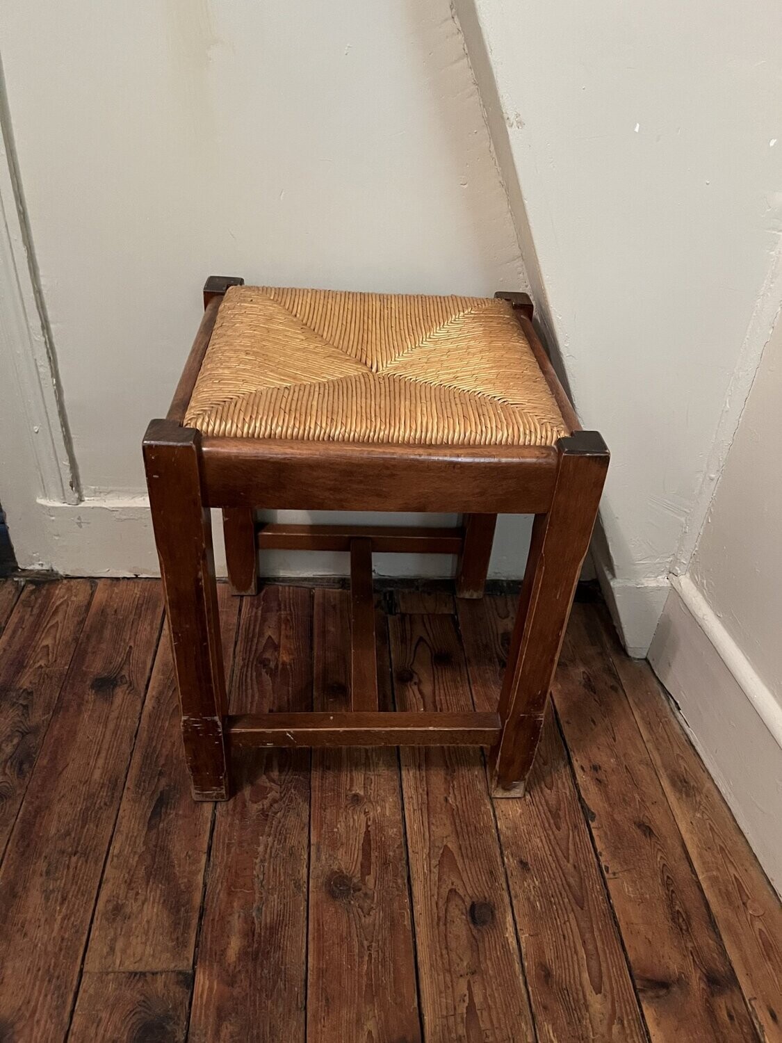 Tabouret en bois paillé - 46 x 37,5 cm