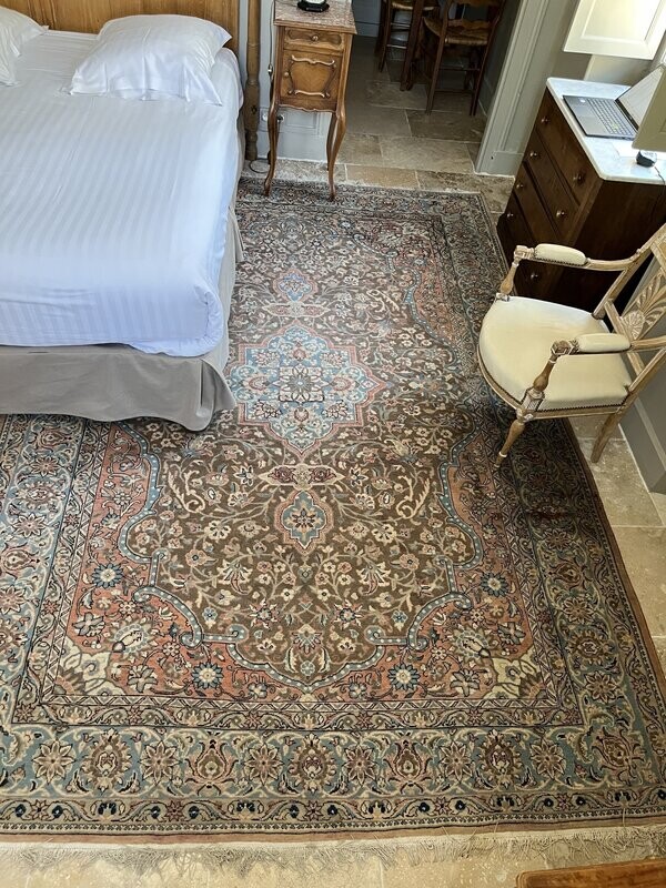 Grand tapis en laine fond crème bleu et rose - 315 x 214 cm