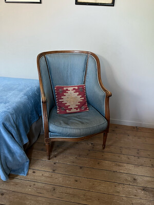 Paire de fauteuils duchesse brisée en bois avec garniure de tissu bleu et un repose pied - H 92 cm