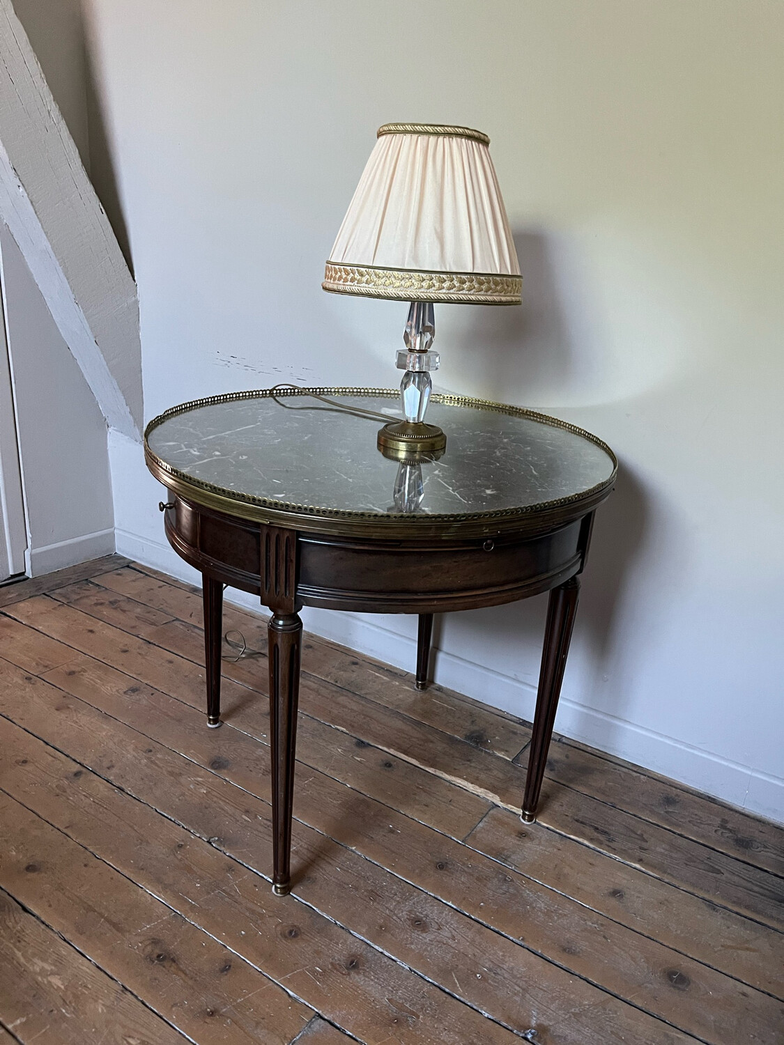 Table bouillotte en bois avec dessus marbre vert vitré - H 59 x D 65 cm