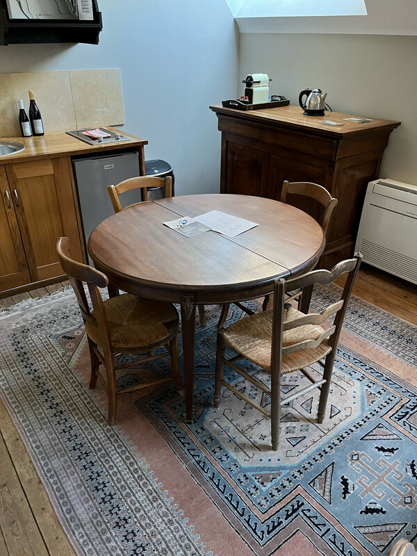 Table ronde en bois - 75 x 104 cm