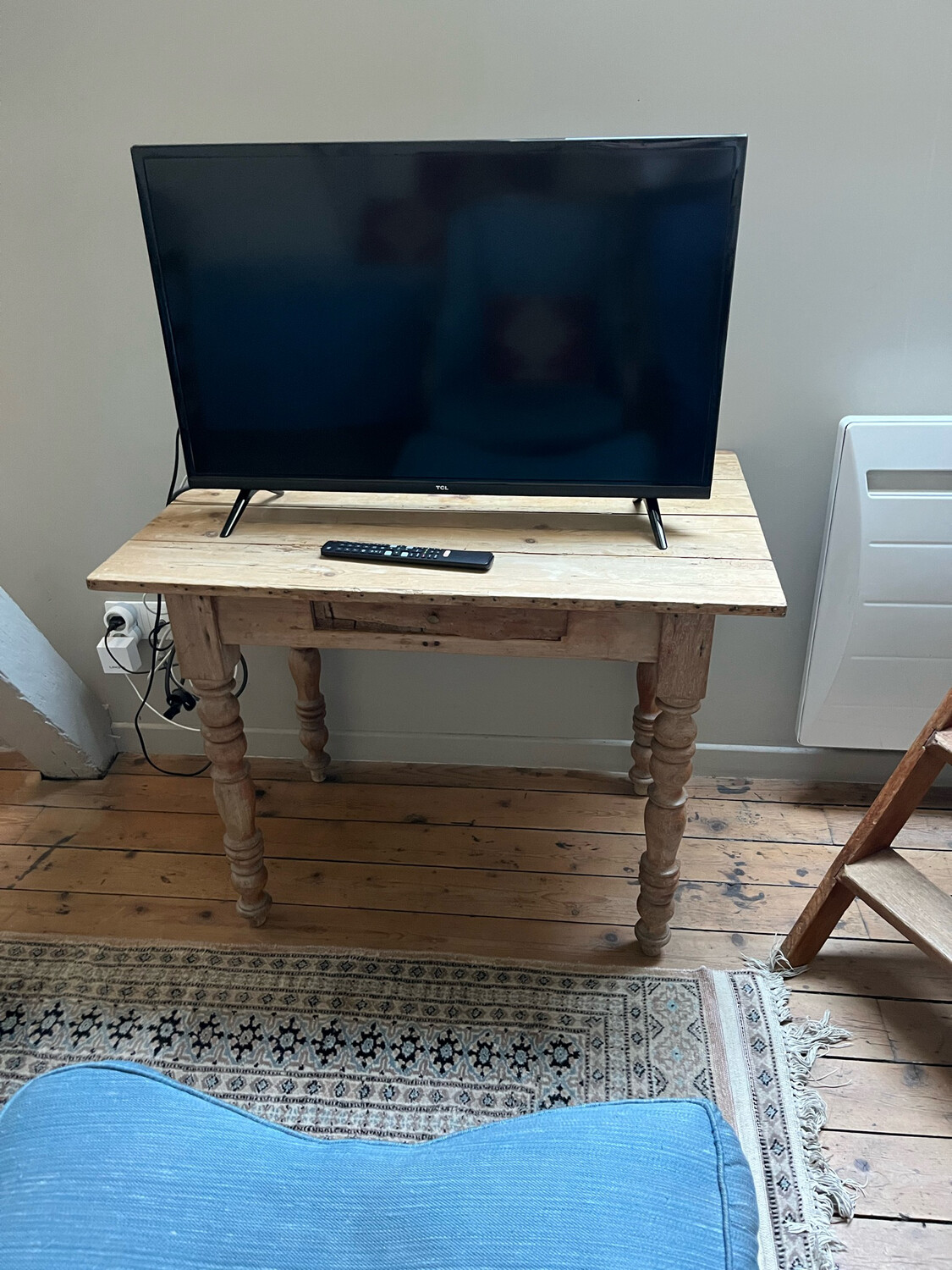 Table à écrire en bois clair avec un tiroir en ceinture - 65 x 87,5 x 56 cm