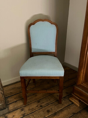 Chaise en bois garniture de tissu bleu - H 89 cm