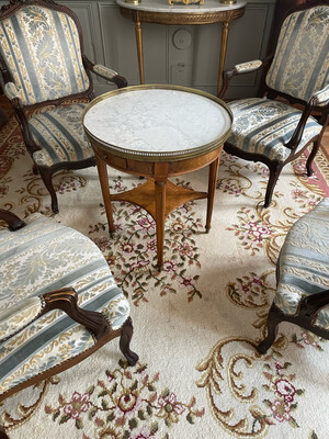 Table bouillote en bois et dessus marbre blanc ouvrant par deux tiroirs - H 65 x 60 cm