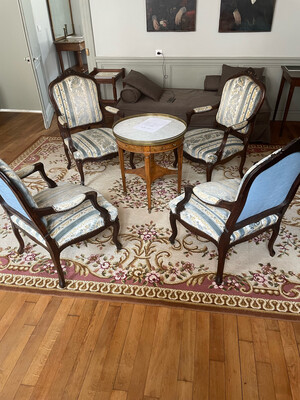 Ensemble de quatre fauteuils en bois foncé, garniture bleu et jaune - H 99 x P 60 L 64 cm