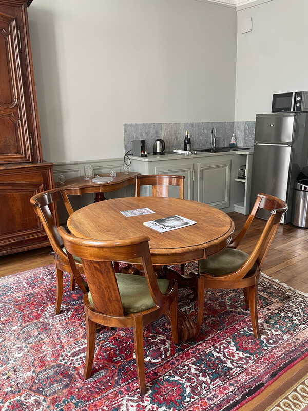 Suite de 4 chaises gondole avec garniture de velours verte - 83 cm