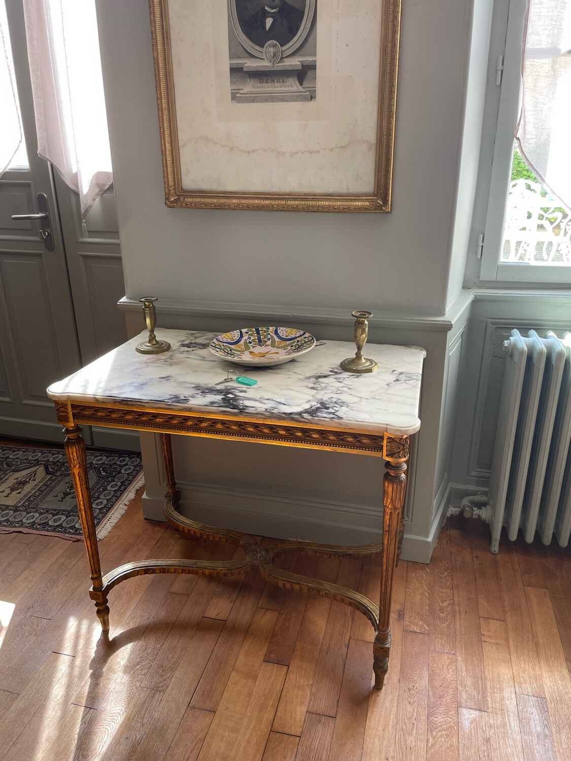 Console en bois doré à entrejambe et dessus de marbre blanc - 80 x 91 x 56 cm