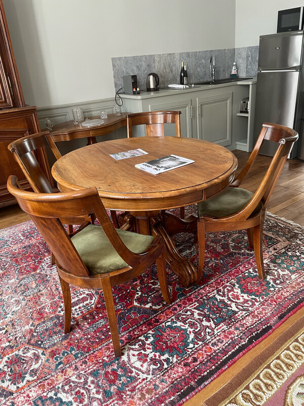 Grande table de salle à manger 4 allonges , avec 4 pieds se rabattant H 72 x 120 x 130 cm