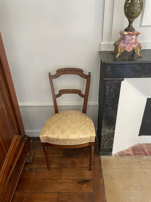 Chaise en bois et garniture de tissu floral - H 83 x P 40 x L 43 cm