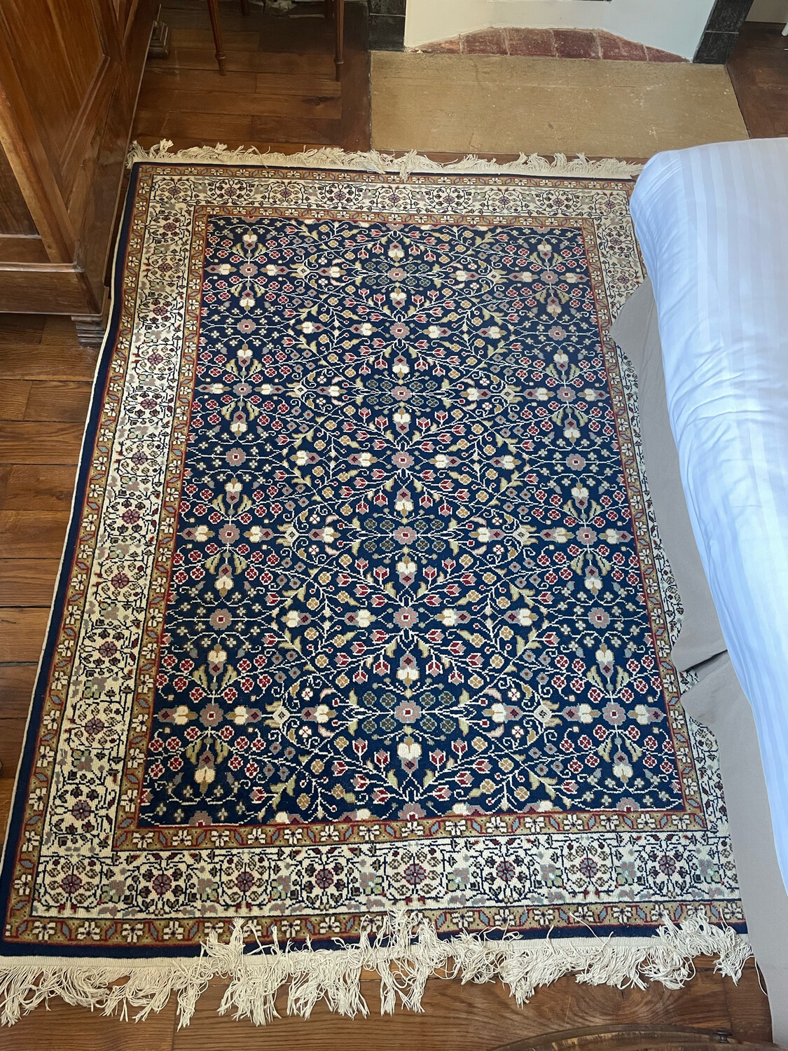 Tapis KAYSERIYUN en coton fait main fond bleu et blanc - 209 x 153 cm