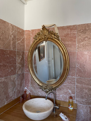 Magnifique miroir oval en stuc doré et verre biseauté - 112 x 75 cm