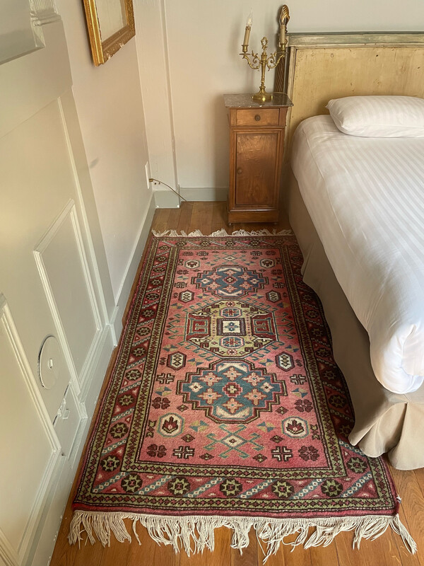 Tapis en laine fond rose - 172 x 100
