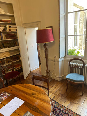 Paire de chaises Louis Philippe garniture de tissu bleu et rouge - H 90 x P 45 x L 47 cm