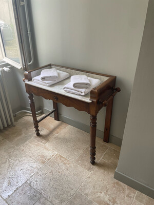 Table de toilette en pichepin et marbre blanc - H 80 x L 100 x 43,5 cm