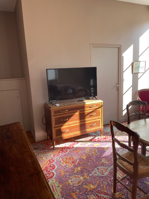 Commode en placage et dessus marbre - 84 x 50 x 120 cm