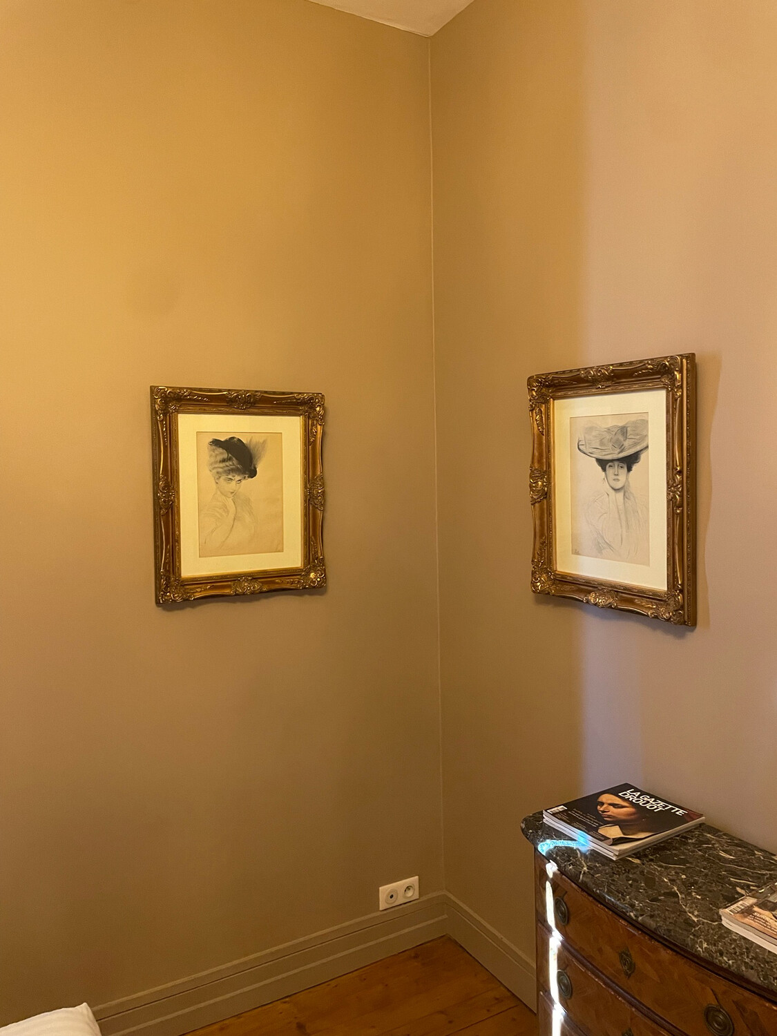 Paire de gravures élégantes - 54 x 64 cm