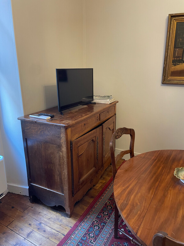 Buffet en bois avec de vantaux et deux tiroirs - 101 x P 58,5 x L 131,5 cm