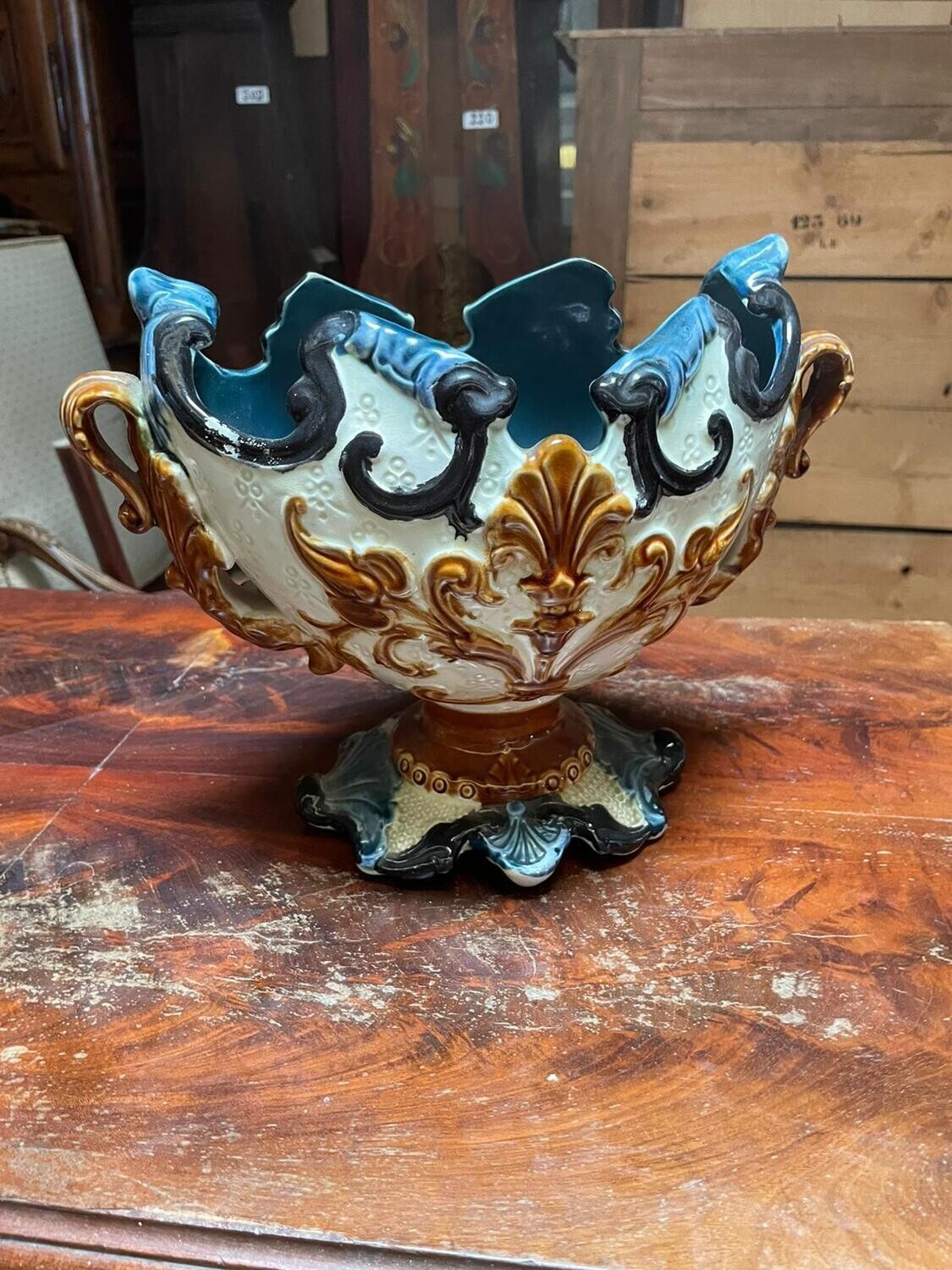 Cache pot en faïence à décor de barbotine portant une marque - h-23 l-30