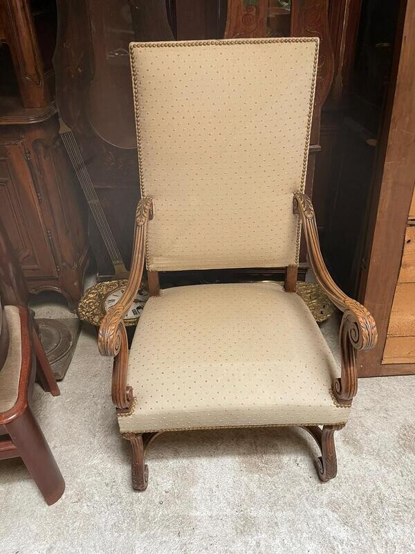 Fauteuil de style Louis XIII entretoisé, dossier plat