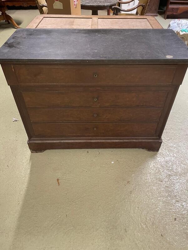 Commode formant scriban en acajou et placage d'acajou - H 96 x P 59 x L 131 cm