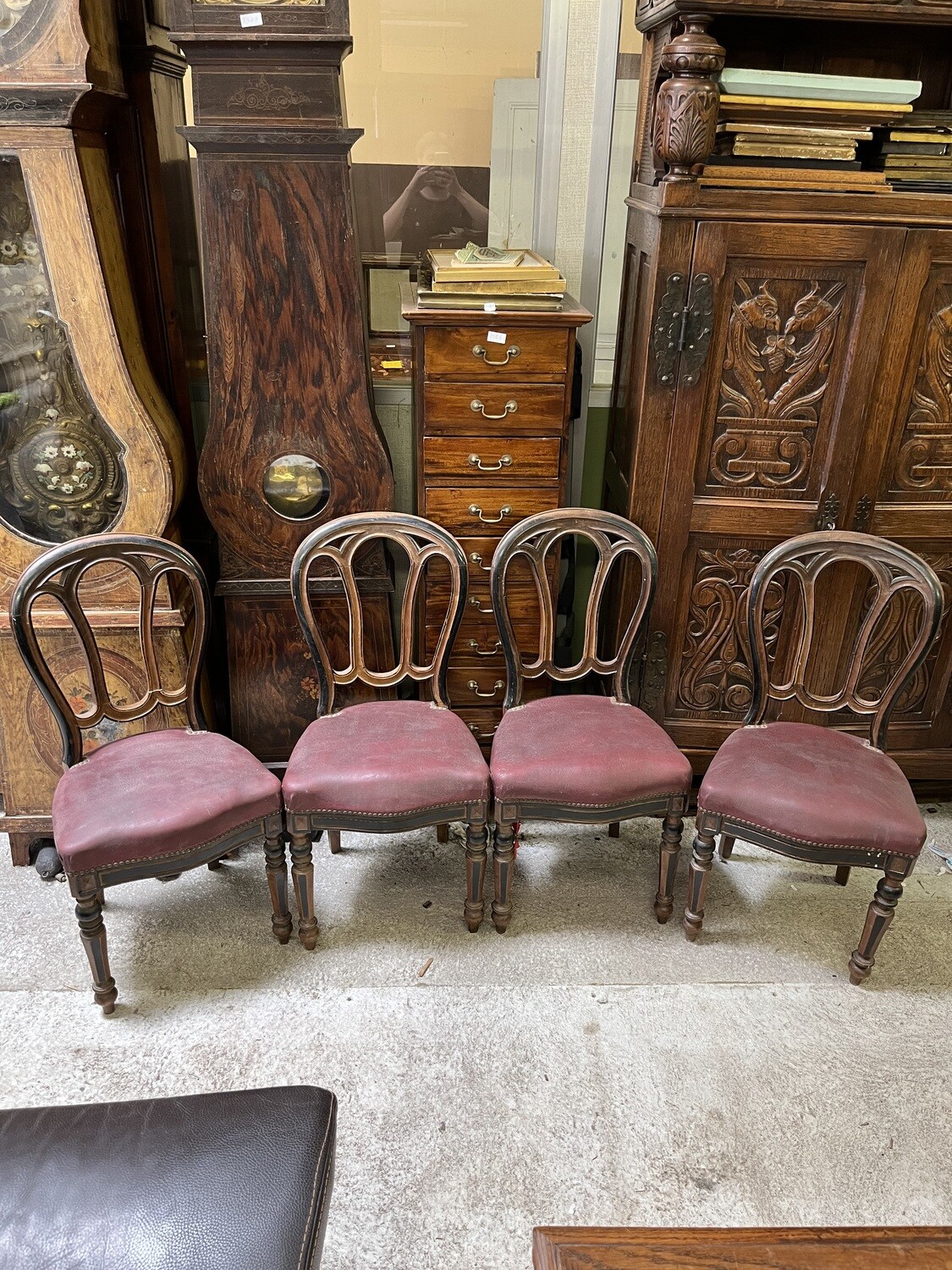 Suite de 4 chaises N III en bois à filets noirs et cuir rouge bordeaux - H 91 cm