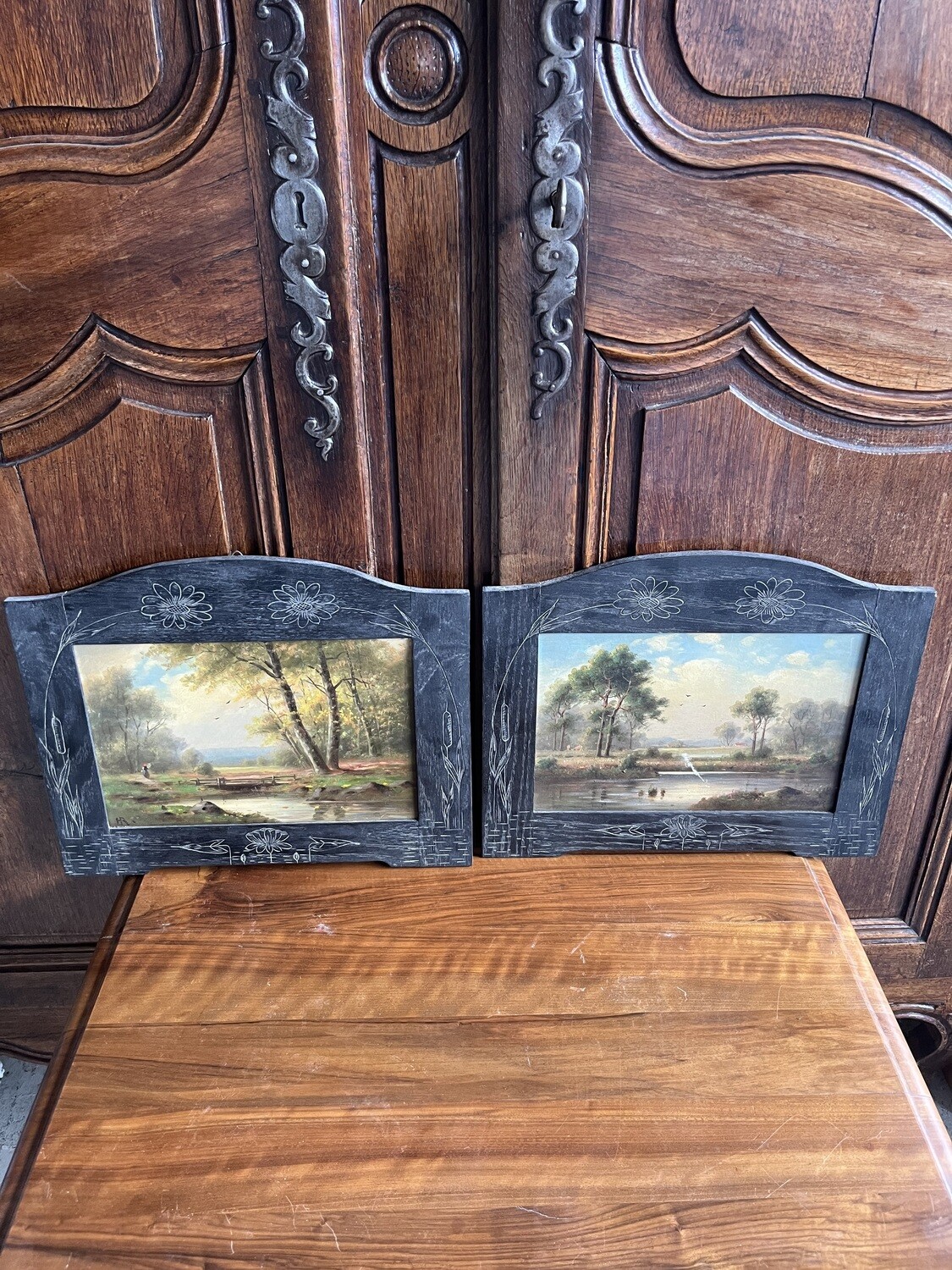 Deux plaques en porcelaine peintes à décor lacustre et d'un paysage signées du monogramme HR - 20 x 30 cm