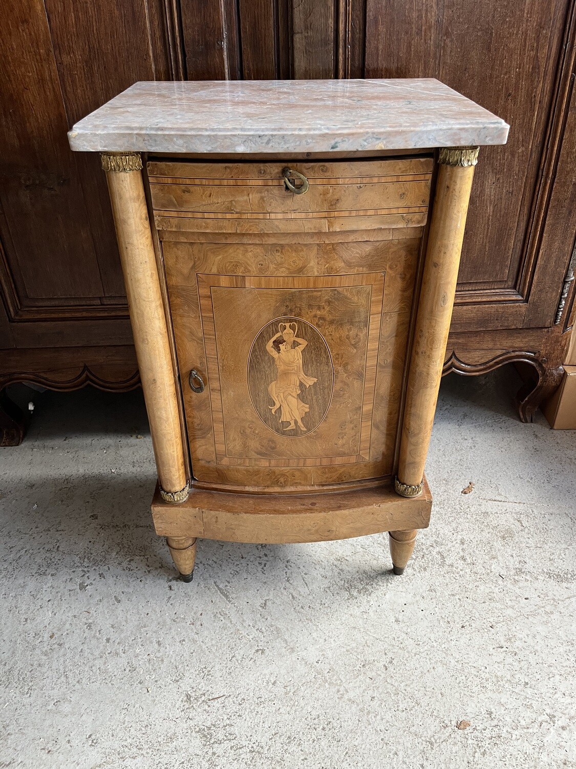 Chevet début Xxème marqueté avec dessus marbre - 78 x 37,5 x 47 cm