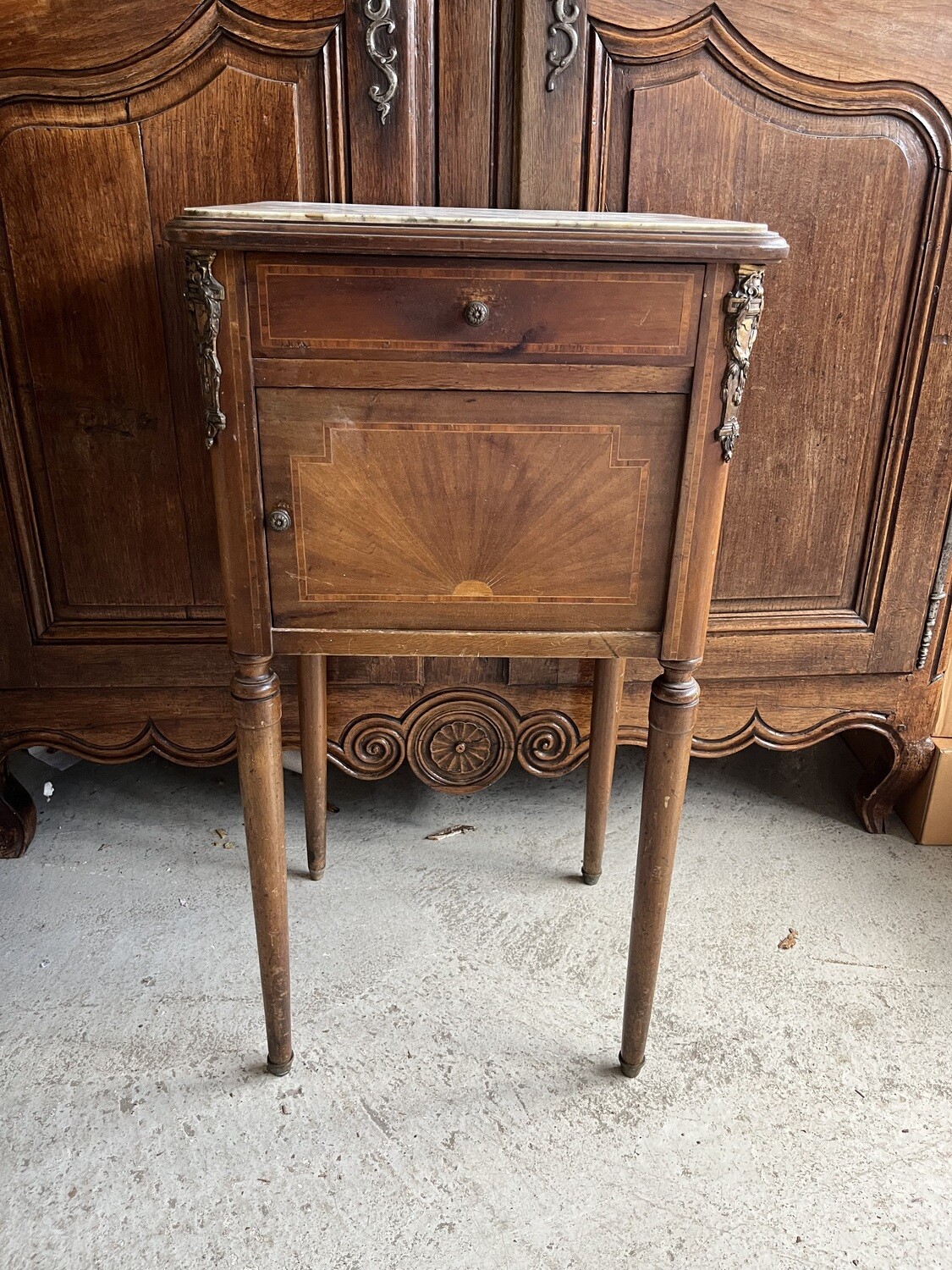 Chevet en bois foncé avec dessus de marbre blanc - 85 x 41 x 45 cm